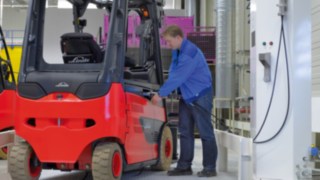 Angajatul încarcă un stivuitor de la Linde Material Handling