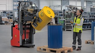 O angajată operează un transpalet pentru înălțimi mari de ridicare, telecomandat și protejat împotriva exploziilor, produs de Linde Material Handling