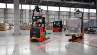 Transpaletul automatizat L-MATIC, de la Linde, se încarcă sigur și eficient. Transpaletul automatizat L-MATIC, de la Linde Material Handling