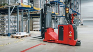 Un transpalet automatizat de la Linde Material Handling în utilizare.