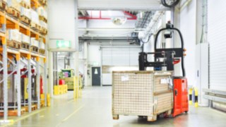 Transpaletul L-MATIC, de la Linde Material Handling, transportă sarcini de până la 1.200 de kilograme. Transpaletul L-MATIC, de la Linde Material Handling, în utilizare în depozit